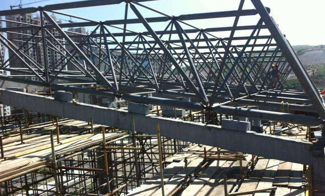 昌平简述网架公司的黑色压型钢板的吊装步履